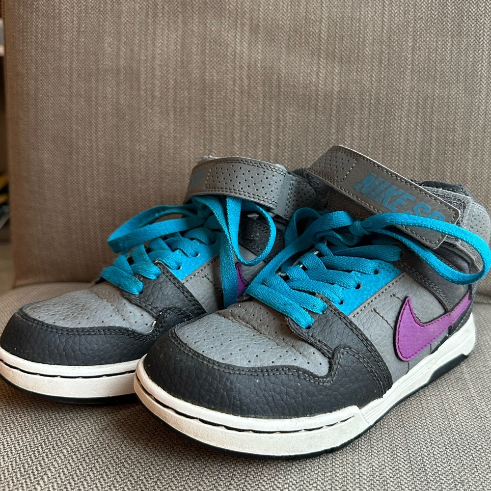 Kids Nike high top sneakers, shoes runners basketball